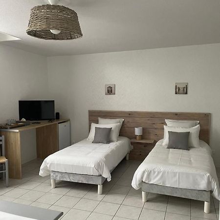Отель Les Trois Cedres Saint-Ouen-d'Aunis Экстерьер фото